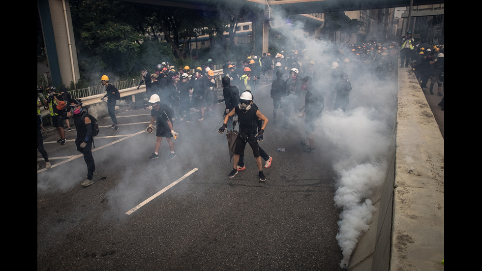 Отново сблъсъци между протестиращи и полиция в Хонконг