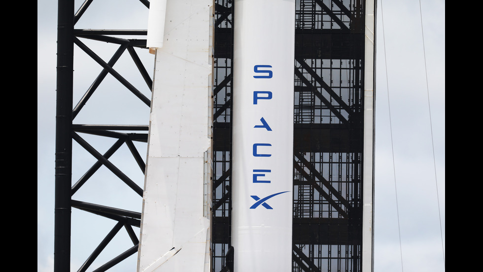 ИСТОРИЧЕСКА МИСИЯ: SpaceX с двама астронавти беше изстрелян в орбита