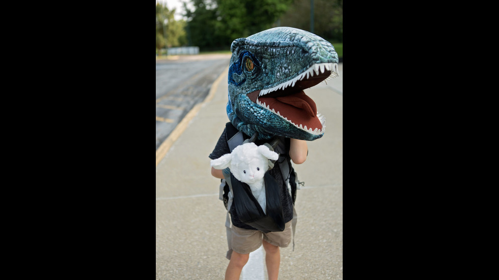 Майка облече сина си като динозавър за първия учебен ден