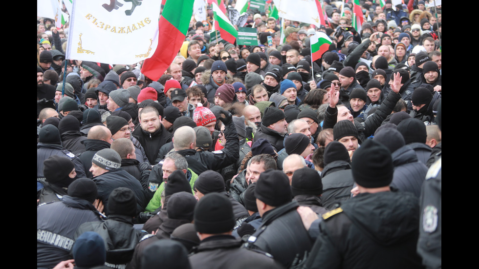 "Възраждане" организира протест срещу зеления сертификат, докараха водно оръдие пред НС