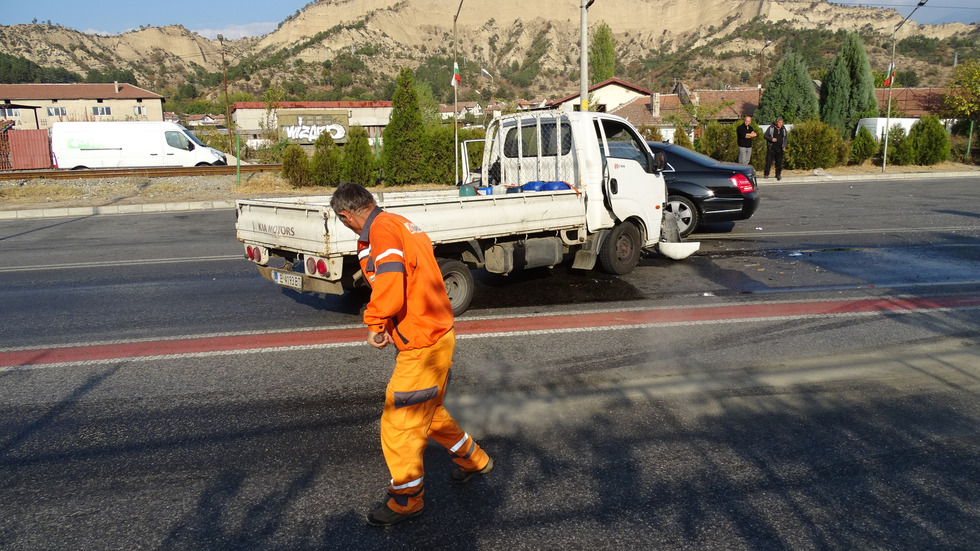 Челен удар между лек автомобил и камион затвори главен път Е-79