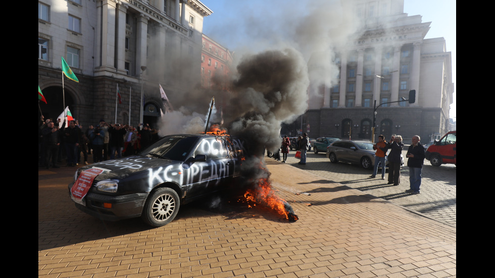 Заради референдума: "Възраждане" на протест пред Конституционния съд