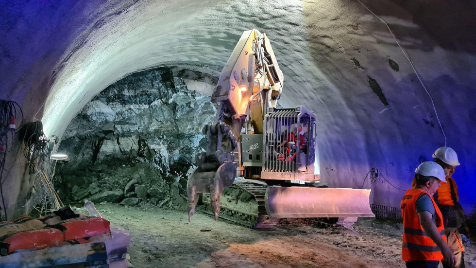 Трима работници бяха затрупани в тунела „Железница”