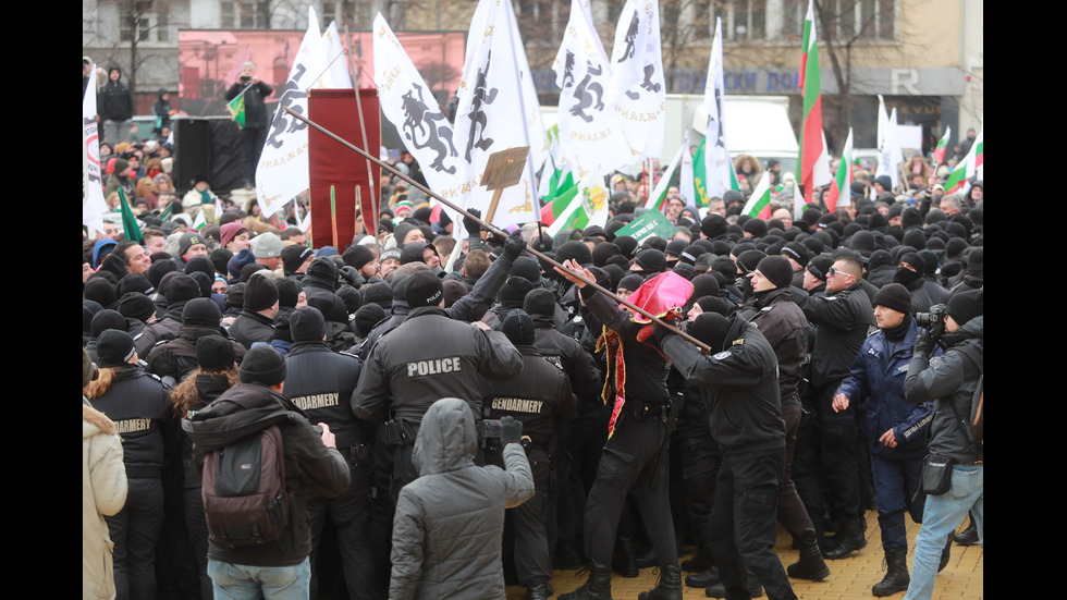 "Възраждане" организира протест срещу зеления сертификат, докараха водно оръдие пред НС