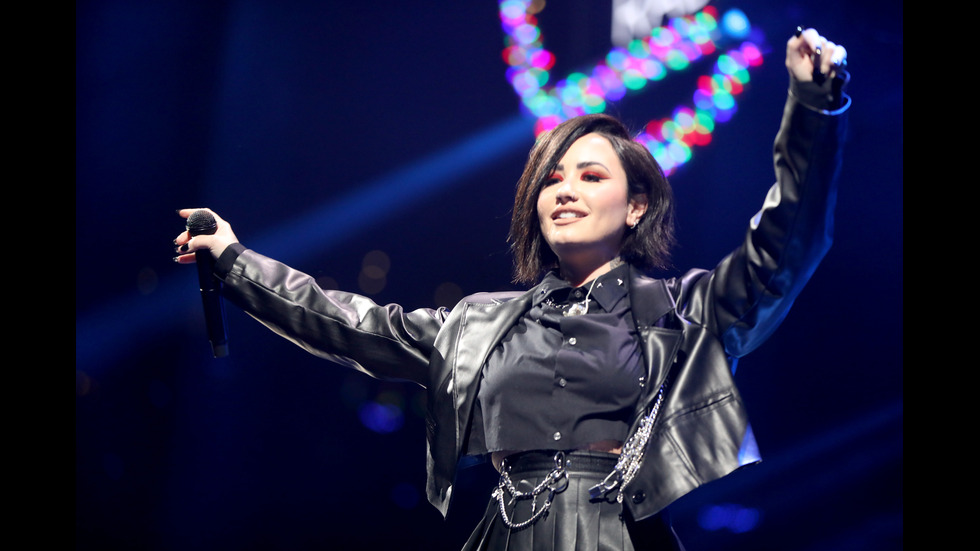 ОНЛАЙН ЛЮБОВ: Звезди, използвали приложения за запознанства