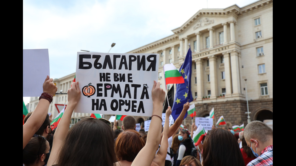 Шестият протест в София започна без напрежение