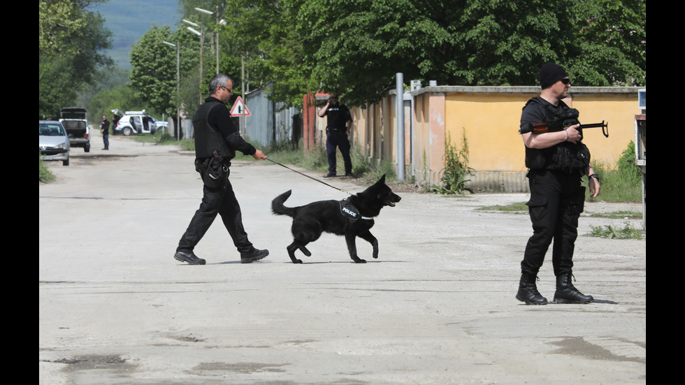 Костенец под обсада след двойното убийство