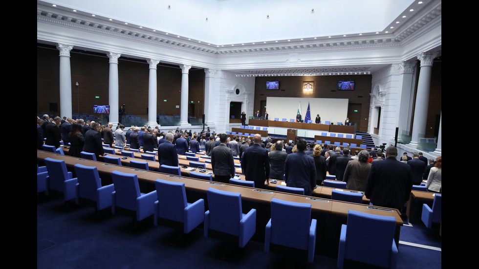 Депутатите започнаха заседанието си с минута мълчание в памет на Българския патриарх