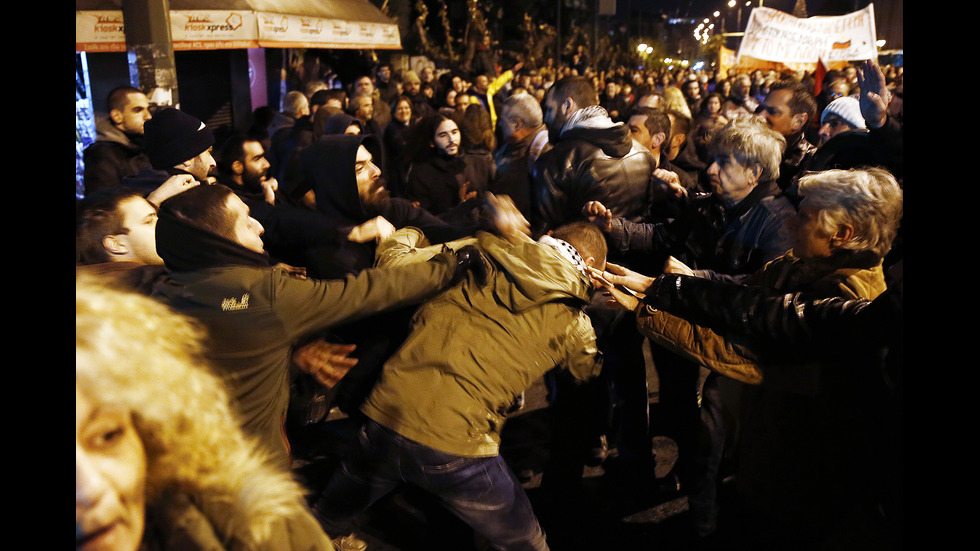 СБЛЪСЪЦИ В АТИНА: Полицията разпръсна протестиращите с водни струи