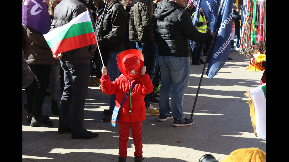 Пожарникари и полицаи от цялата страна излизат на протест в София