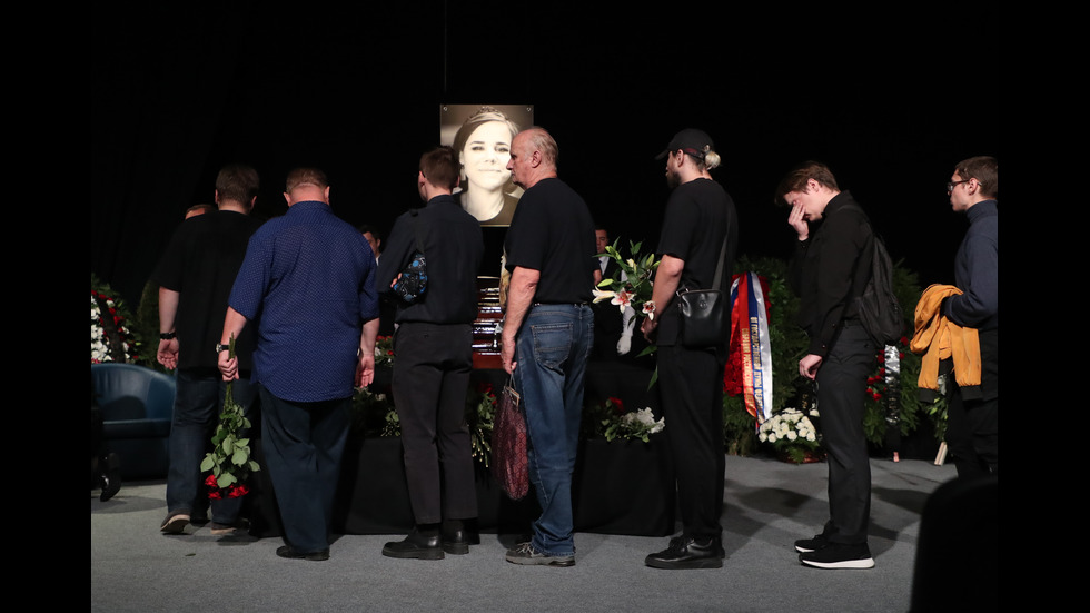 Поклонението пред Даря Дугина