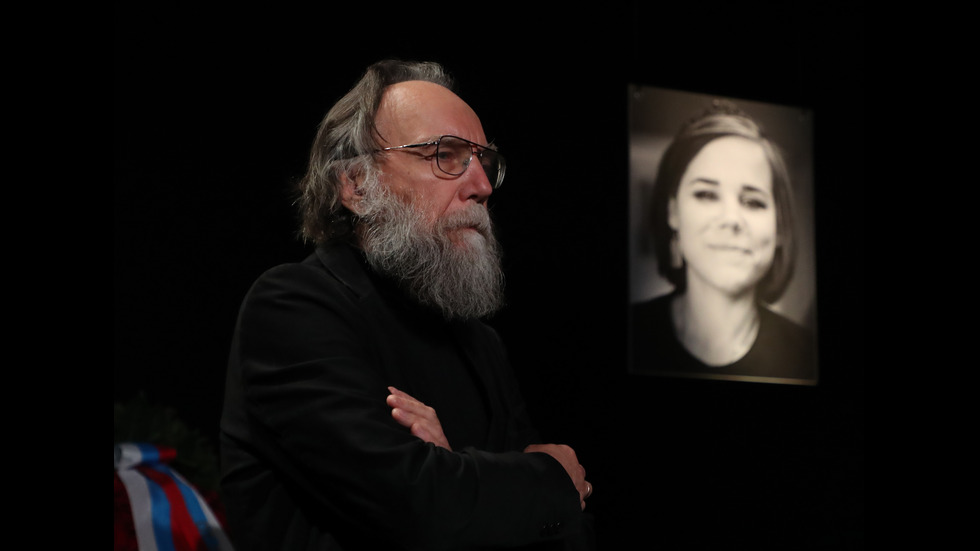 Поклонението пред Даря Дугина