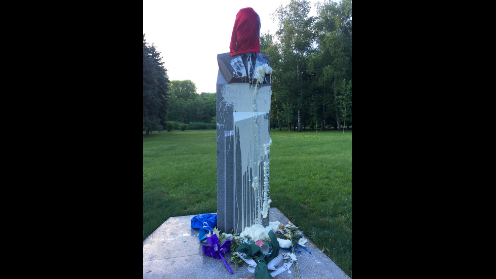 Заляха с блажна боя паметника на Рейгън в София