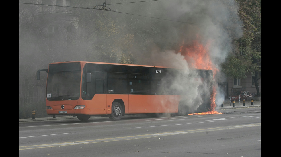 Автобус пламна на "Цариградско шосе"