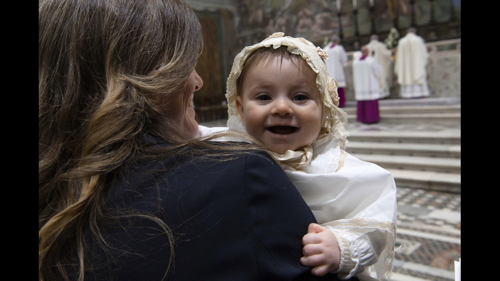 Папата кръсти 32 бебета в Сикстинската капела