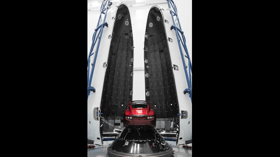 Колата на Илон Мъск обикаля в Космоса