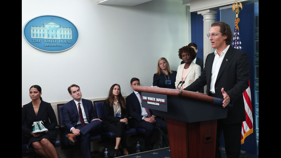 Матю Макконъхи показа в Белия дом обувките на едно от убитите деца в Тексас