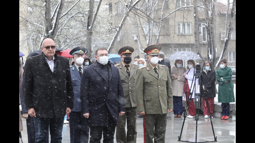 С ВОЙ НА СИРЕНИ: Почетоха паметта на починалите от COVID-19 медици