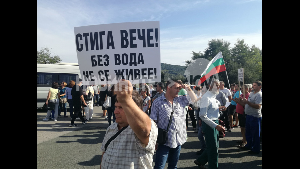 Протестиращи блокираха пътя София-Варна