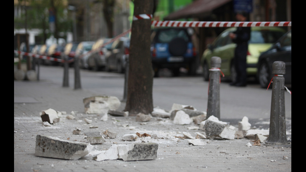 Фасада на сграда се срути в центъра на София