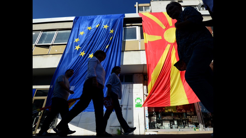 ЗА ЧЛЕНСТВО В ЕС: Хиляди македонци излязоха по улиците на Скопие