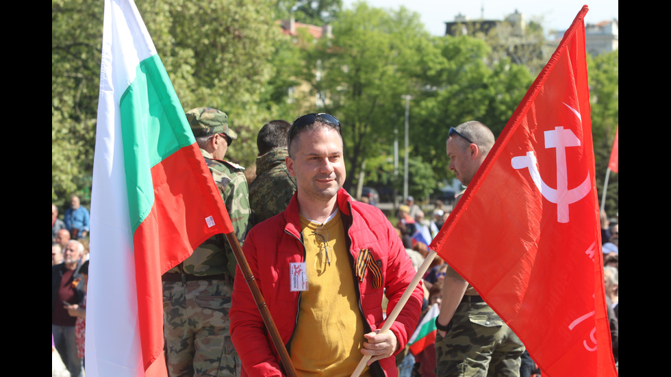 Нарисуваха украинското знаме върху Паметника на Съветската армия