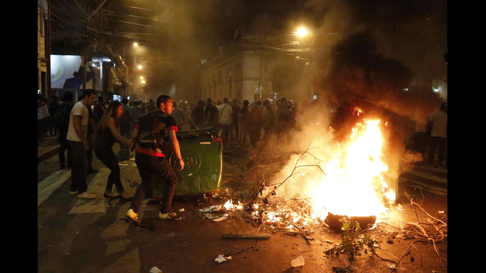 Подпалиха сградата на парламента в Парагвай при протест