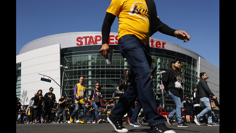 Хиляди се простиха с Коби Брайънт