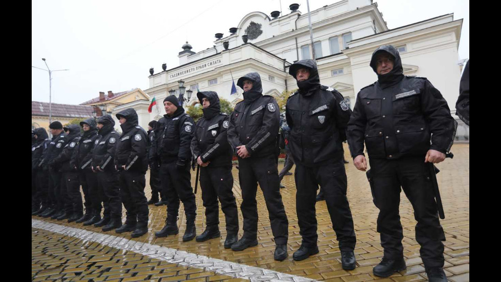 Протест за промяна на политическата система пред парламента