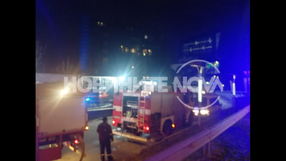 Голям пожар гори в хотел на бул. "България" в София