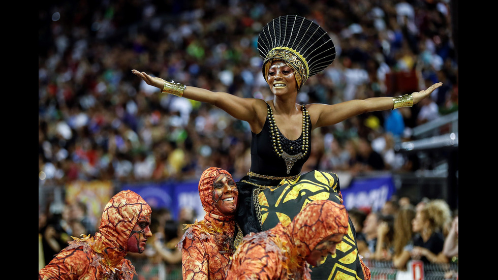Пищно шествие за откриването на карнавала в Рио де Жанейро