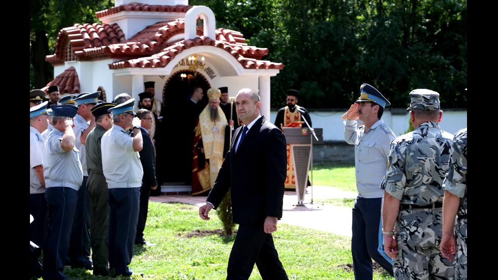 Президентът присъства на освещаването на параклис в авиобаза „Граф Игнатиево”