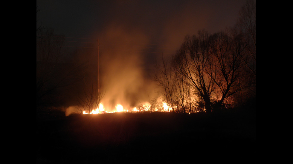 Пасища горят край пътя за Рилския манастир