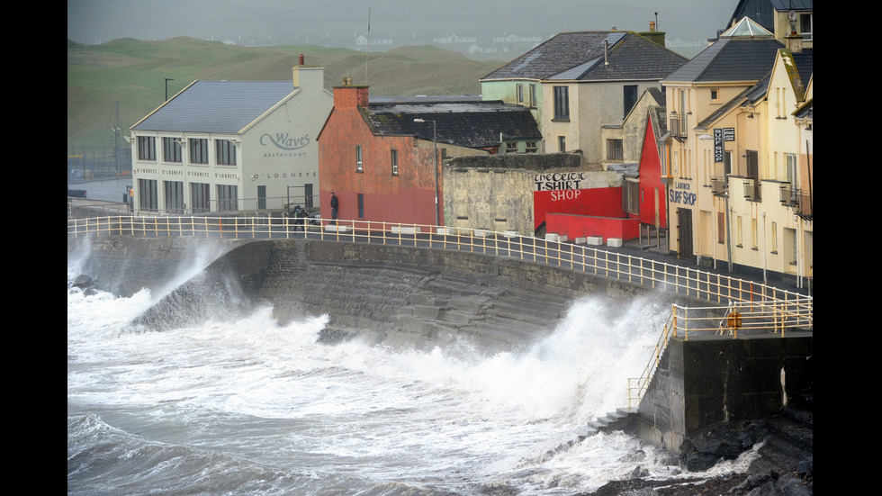 Бурята "Офелия" бушува в Ирландия