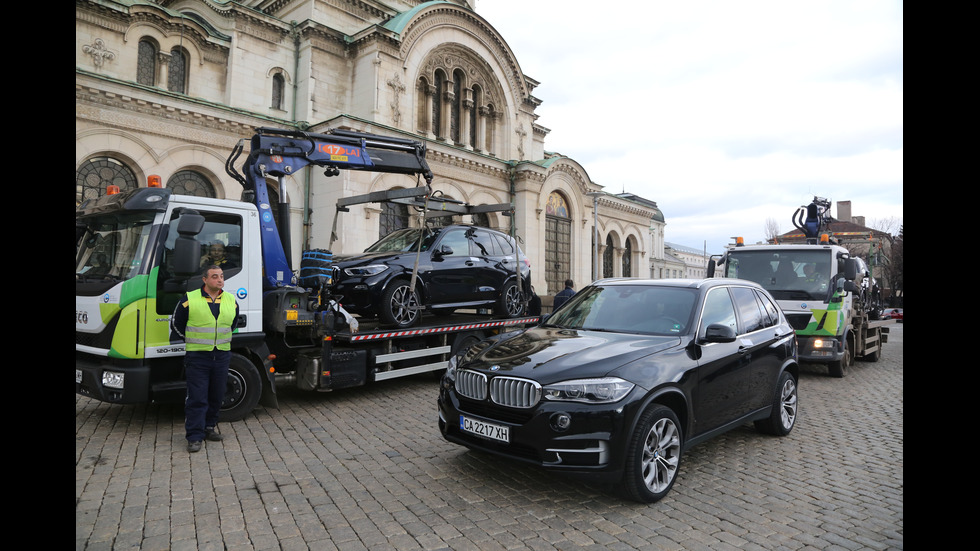 Изкараха джипове от офиса на Васил Божков