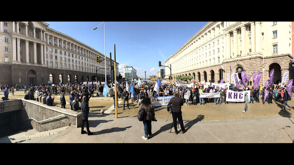 Бизнесът и синдикатите излязоха на протест
