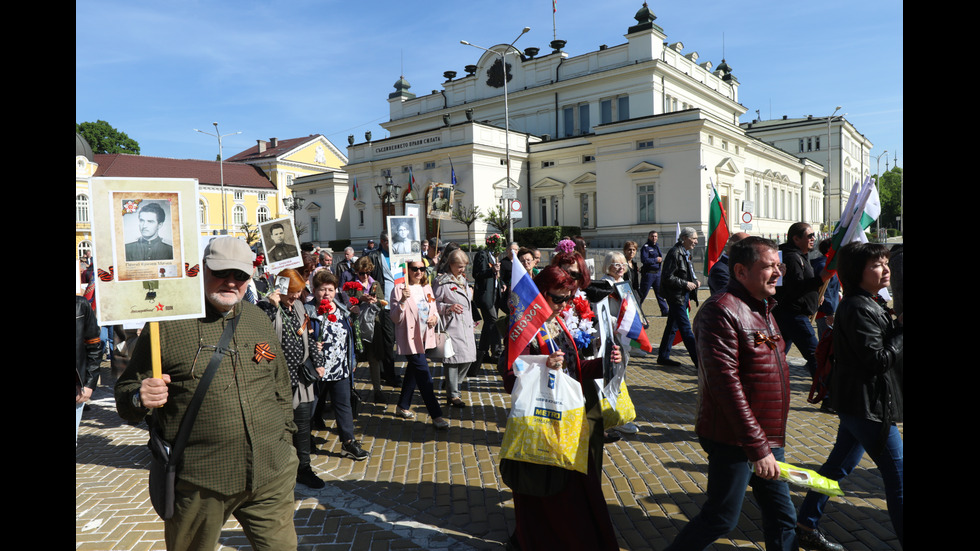 Нарисуваха украинското знаме върху Паметника на Съветската армия