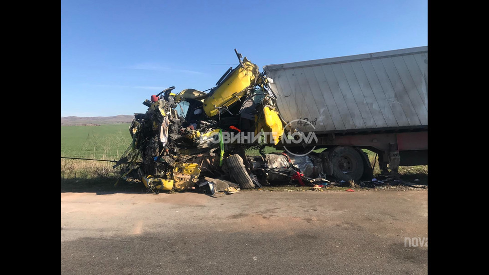 Челен сблъсък между камион и автобус с миньори в Новозагорско, има жертва