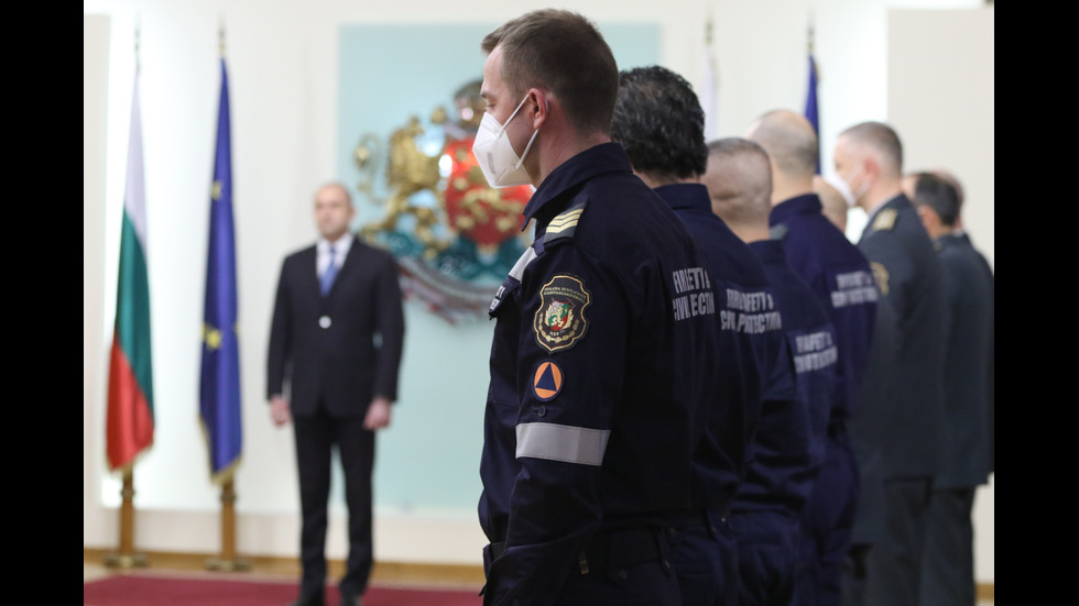 Президентът удостои с държавни отличия огнеборци
