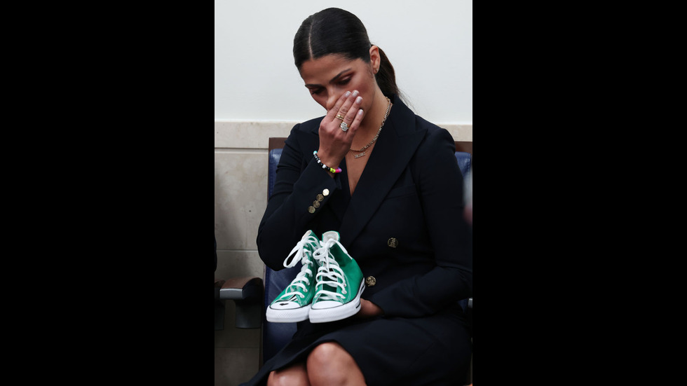 Матю Макконъхи показа в Белия дом обувките на едно от убитите деца в Тексас