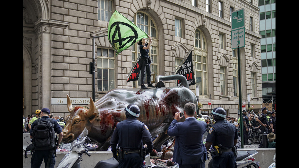 Екоактивисти заляха с червена боя бика пред борсата на "Уолстрийт"
