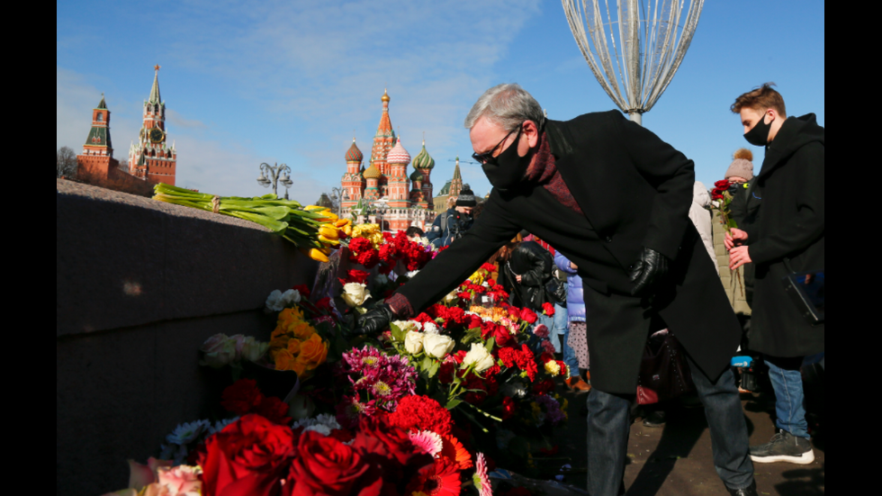 Хиляди руснаци почетоха паметта на Борис Немцов