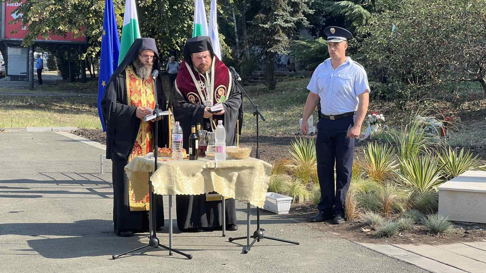 Откриват плоча в памет на полицаите, убити от автобус с мигранти в Бургас