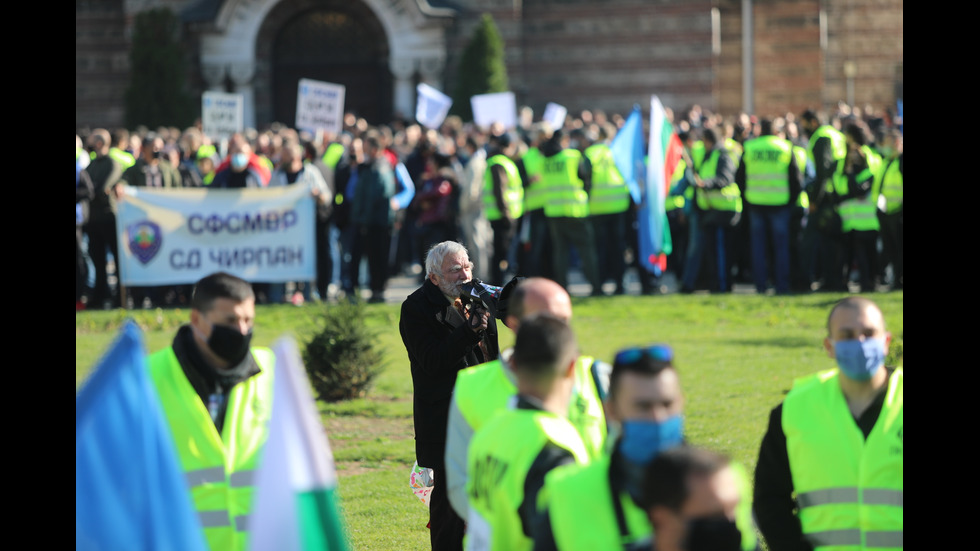 Полицейските служители излизоха на протест