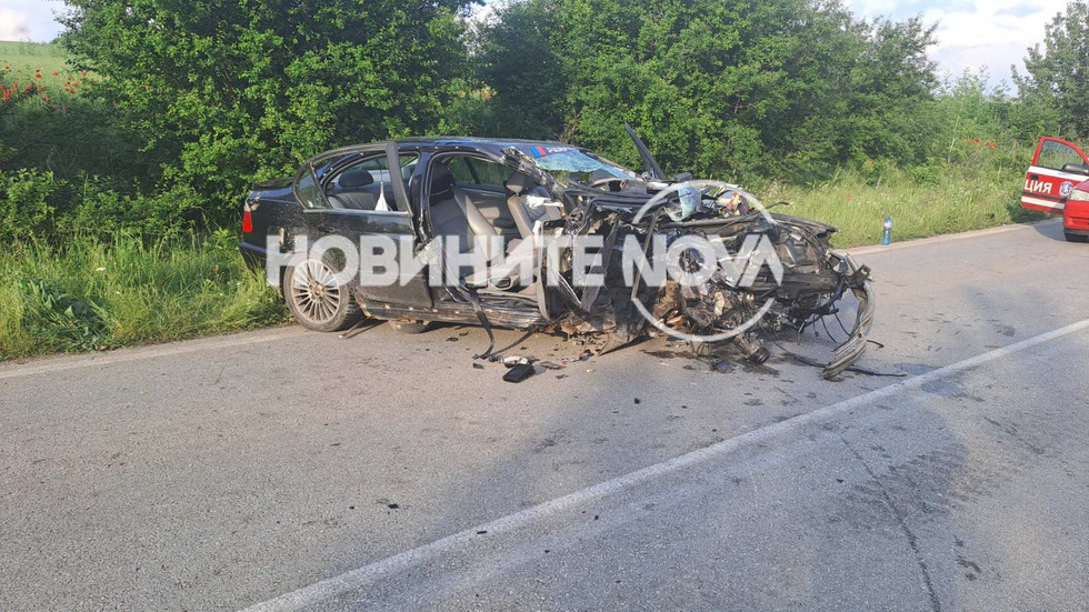 Челен удар между двe коли затвори път във Великотърновско