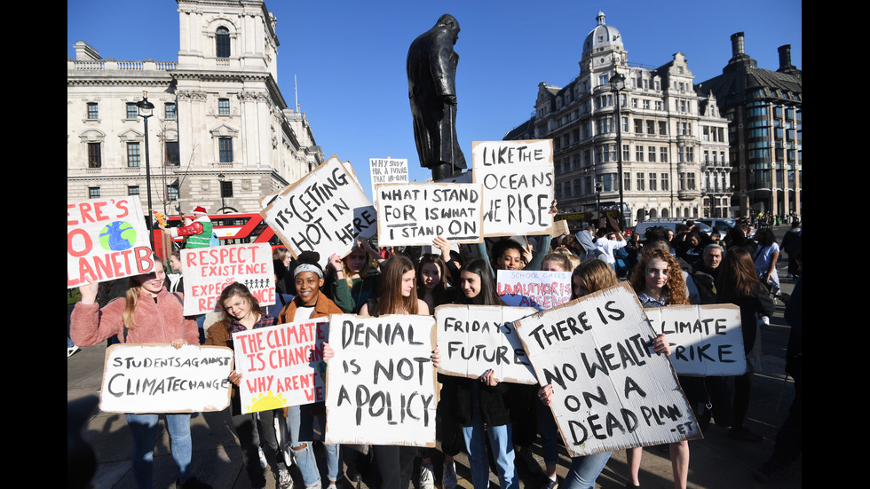 Хиляди британски ученици на протест срещу климатичните промени