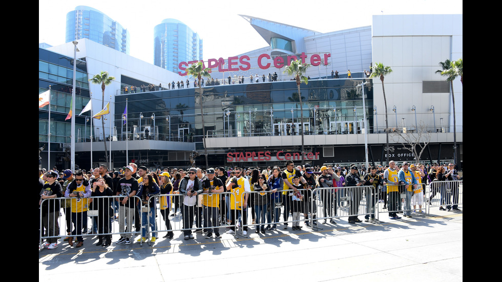 Хиляди се простиха с Коби Брайънт