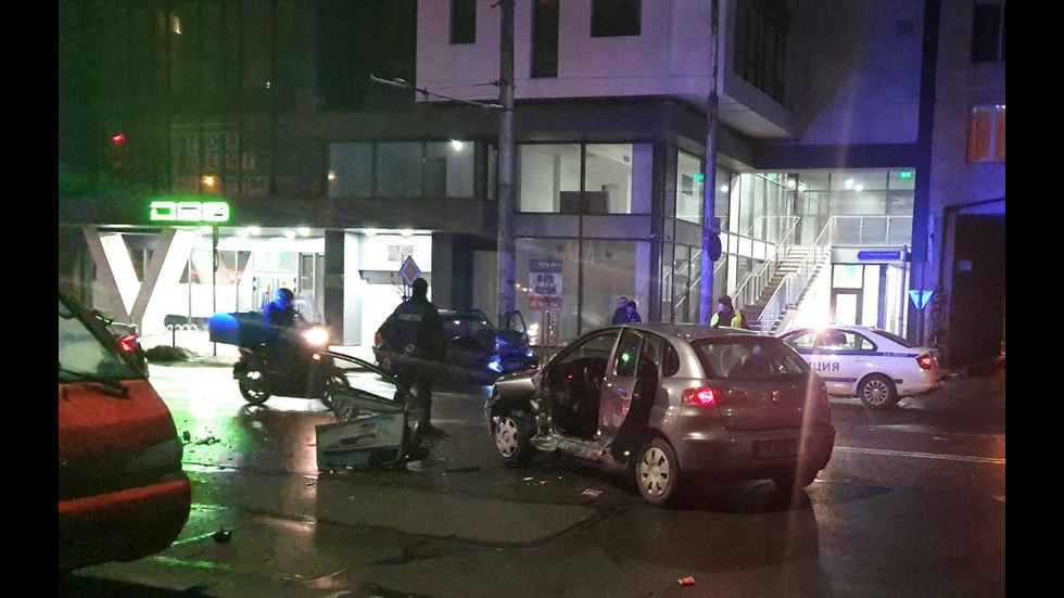 Двама пострадаха при катастрофа в София