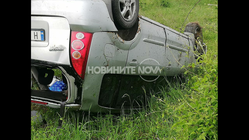 Майка с две деца се преобърна с кола край Шумен