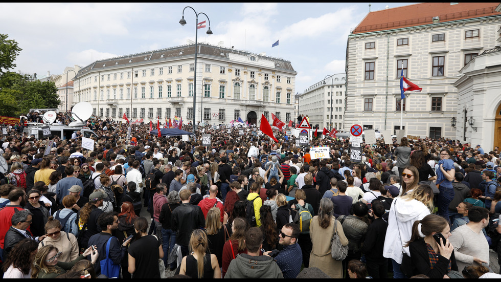 Хиляди на протест след оставката на австрийския вицеканцлер